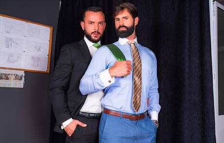 Der spanische haarige Bär Dani Robles und der portugiesische heiße Bär Sir Peter ficken nach dem Blowjob in den Arsch