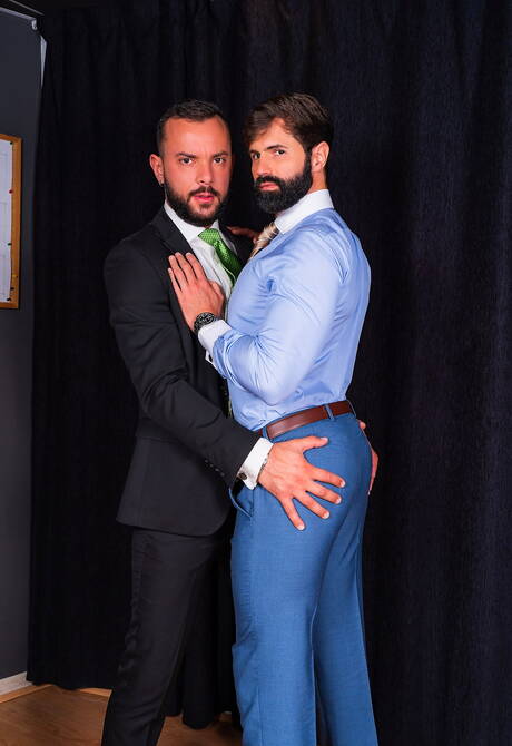 Der spanische haarige Bär Dani Robles und der portugiesische heiße Bär Sir Peter ficken nach dem Blowjob in den Arsch