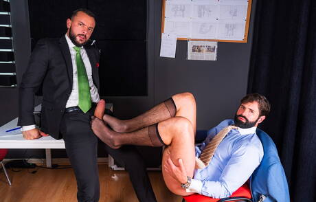 Der spanische haarige Bär Dani Robles und der portugiesische heiße Bär Sir Peter ficken nach dem Blowjob in den Arsch