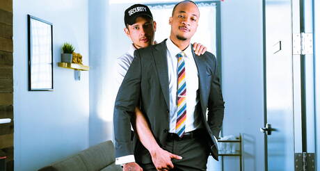 Il bel ragazzo americano Rocky Vallarta e il super stallone di colore Trent King in una scopata interrazziale