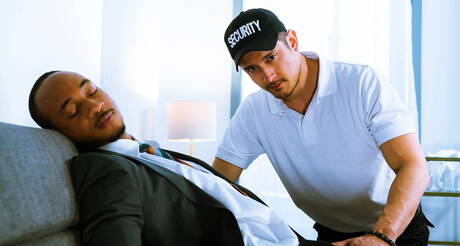 Il bel ragazzo americano Rocky Vallarta e il super stallone di colore Trent King in una scopata interrazziale