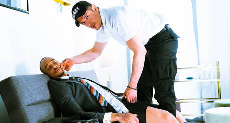 Il bel ragazzo americano Rocky Vallarta e il super stallone di colore Trent King in una scopata interrazziale