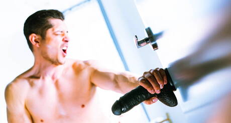 Il bel ragazzo americano Rocky Vallarta e il super stallone di colore Trent King in una scopata interrazziale