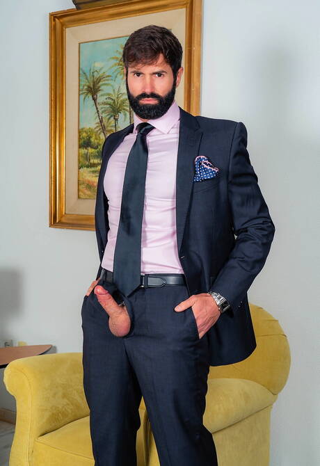 Der reife spanische Bär Dani Robles und der muskulöse Russe Dato Foland ficken sich in den Arsch, nachdem sie draußen geblasen haben