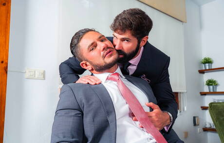 Der reife spanische Bär Dani Robles und der muskulöse Russe Dato Foland ficken sich in den Arsch, nachdem sie draußen geblasen haben