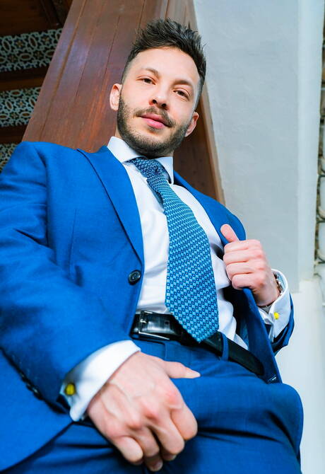 Der Hengst John Brachalli und der starke Mann Manuel Reyes ficken, nachdem sie im Freien Schwänze gelutscht haben