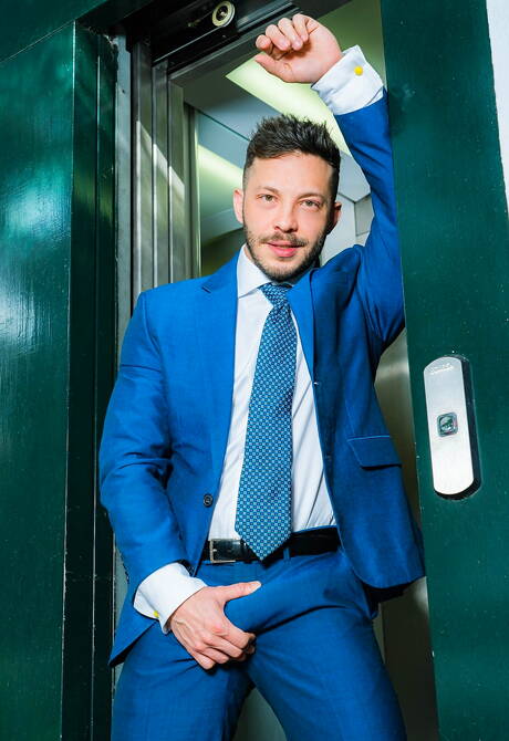 Der Hengst John Brachalli und der starke Mann Manuel Reyes ficken, nachdem sie im Freien Schwänze gelutscht haben