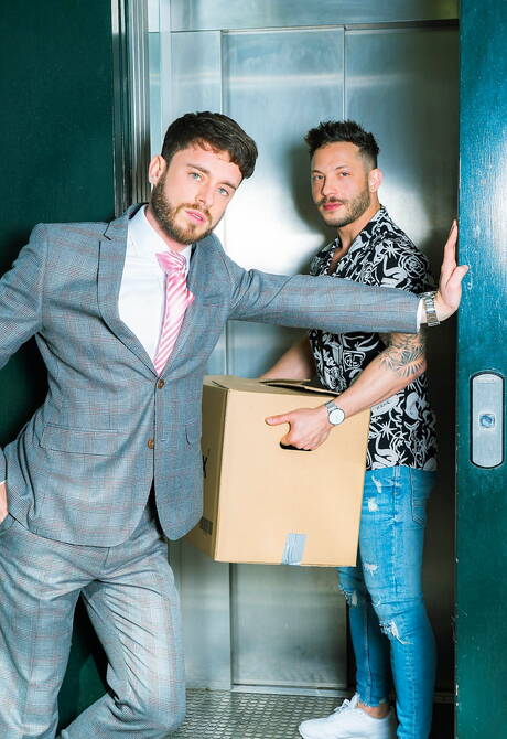 Der Hengst John Brachalli und der starke Mann Manuel Reyes ficken, nachdem sie im Freien Schwänze gelutscht haben