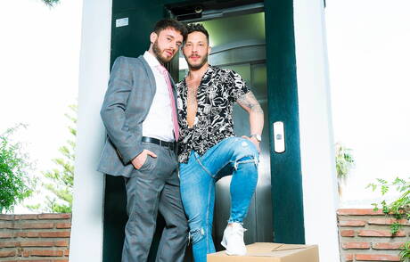 Der Hengst John Brachalli und der starke Mann Manuel Reyes ficken, nachdem sie im Freien Schwänze gelutscht haben