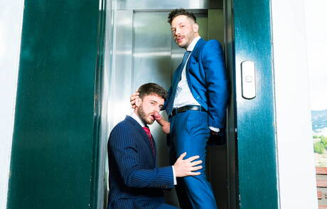 Der Hengst John Brachalli und der starke Mann Manuel Reyes ficken, nachdem sie im Freien Schwänze gelutscht haben