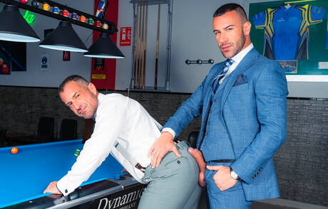 Die sexy Jungs David Linset, Gustavo Cruz und Steve Jouret haben Analsex zu dritt