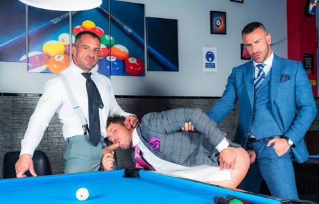 Die sexy Jungs David Linset, Gustavo Cruz und Steve Jouret haben Analsex zu dritt