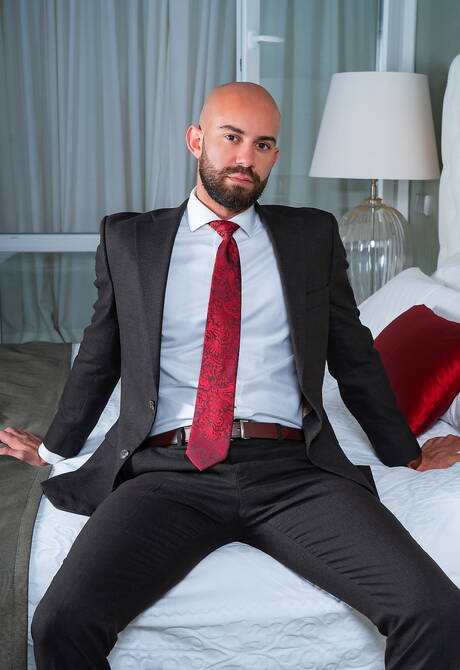 Tough guy Bruno Max and beefy Johnny Viper drilling an ass in bath