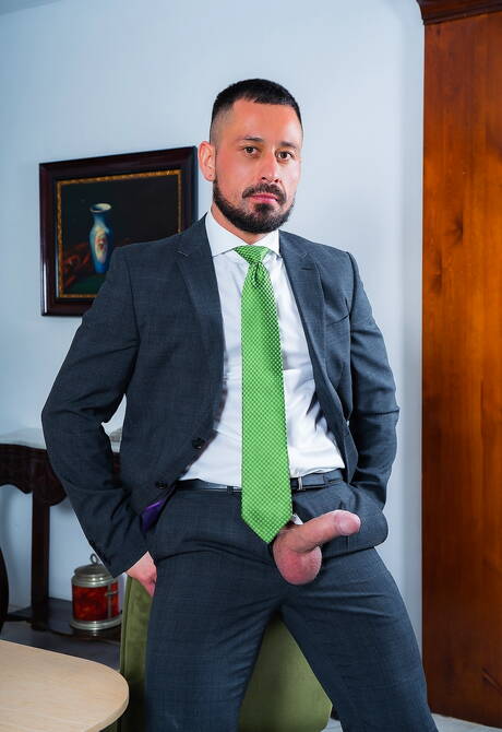 帥哥克里斯蒂安·薩姆和帥哥加布里埃爾·菲尼克斯在戶外吸吮後操屁股