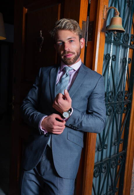 帥哥克里斯蒂安·薩姆和帥哥加布里埃爾·菲尼克斯在戶外吸吮後操屁股