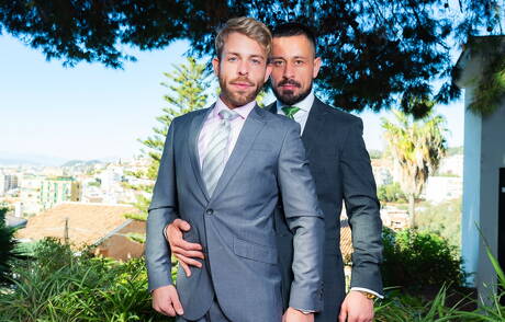 帥哥克里斯蒂安·薩姆和帥哥加布里埃爾·菲尼克斯在戶外吸吮後操屁股