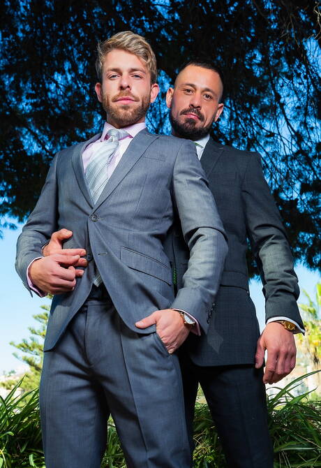 帥哥克里斯蒂安·薩姆和帥哥加布里埃爾·菲尼克斯在戶外吸吮後操屁股