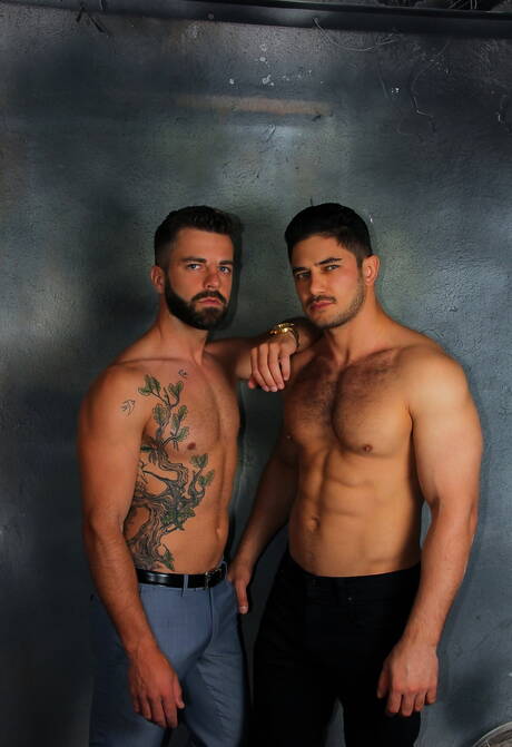 Der muskulöse Russe Dato Foland und der muskulöse Portugiese Hector De Silva in Fesseln