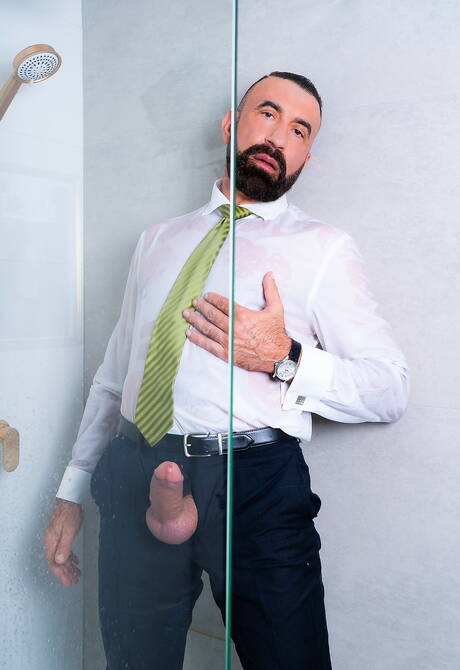 Der spanische reife Bär Dani Robles und der starke Mann Joe Casio haben eine heiße Paarszene unter einer heißen Dusche