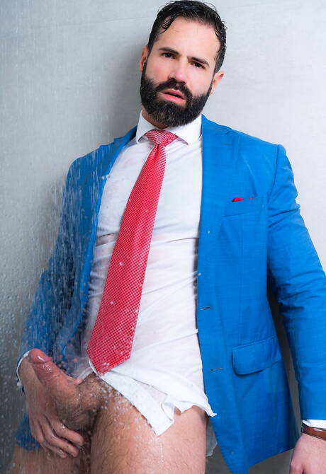 Der spanische reife Bär Dani Robles und der starke Mann Joe Casio haben eine heiße Paarszene unter einer heißen Dusche