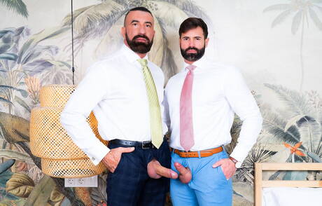 Der spanische reife Bär Dani Robles und der starke Mann Joe Casio haben eine heiße Paarszene unter einer heißen Dusche