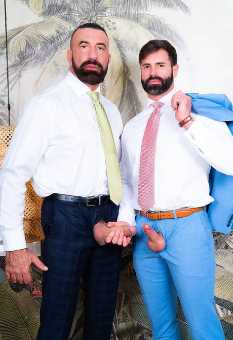 Der spanische reife Bär Dani Robles und der starke Mann Joe Casio haben eine heiße Paarszene unter einer heißen Dusche