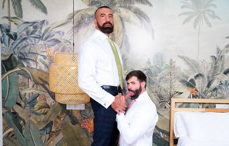 Der spanische reife Bär Dani Robles und der starke Mann Joe Casio haben eine heiße Paarszene unter einer heißen Dusche