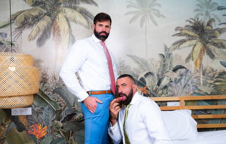 Der spanische reife Bär Dani Robles und der starke Mann Joe Casio haben eine heiße Paarszene unter einer heißen Dusche