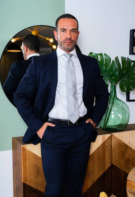 Der attraktive Manuel Reyes und der Hengst Nicholas Bardem lutschen und vögeln sich gegenseitig in der Küche