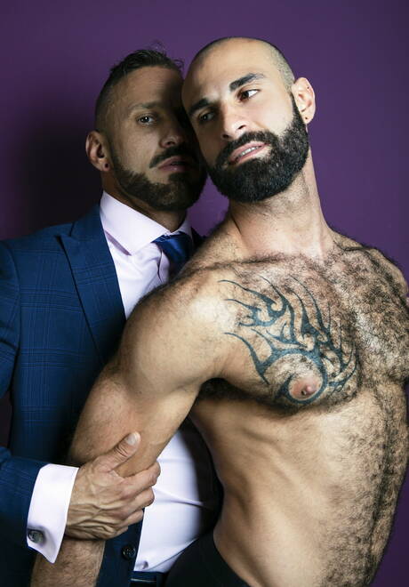 Men At Play: 육감적인 안토니오 미라클과 덩치 큰 남자 파코가 뜨거운 엉덩이 섹스를 선보입니다.