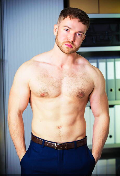 美國肌肉男德里克·博爾特和英國健壯男加布里埃爾·克羅斯吸吮雞巴後操屁股