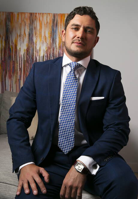 Der muskulöse Russe Dato Foland und der englische Superhengst Lukas Daken ficken nach dem Blowjob in der Küche