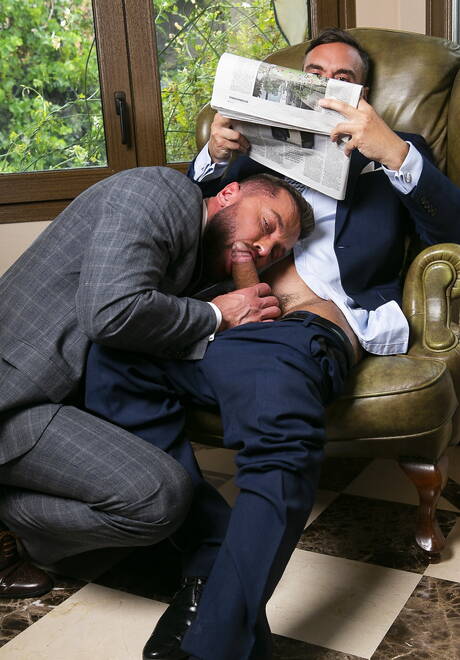 Kanadyjski superogier Manuel Skye i norweski husky Tyler Berg mają gorącą scenę w basenie