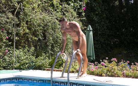 Der kanadische Superhengst Manuel Skye und der norwegische Husky Tyler Berg haben eine heiße Paarszene im Pool