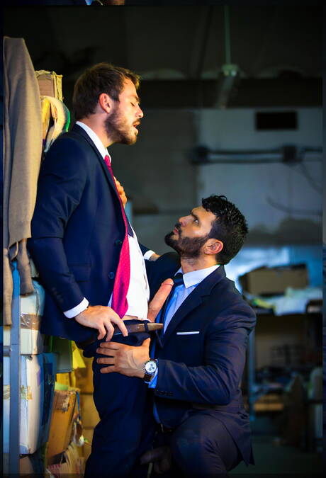 Der Latino-Otter Jean Franko und der haarige amerikanische Hengst Max Adonis ficken nach dem Saugen in den Arsch