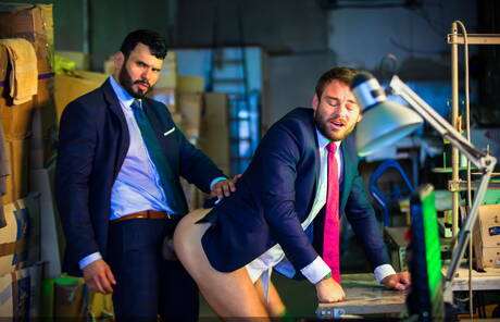 Der Latino-Otter Jean Franko und der haarige amerikanische Hengst Max Adonis ficken nach dem Saugen in den Arsch