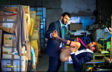 Der Latino-Otter Jean Franko und der haarige amerikanische Hengst Max Adonis ficken nach dem Saugen in den Arsch