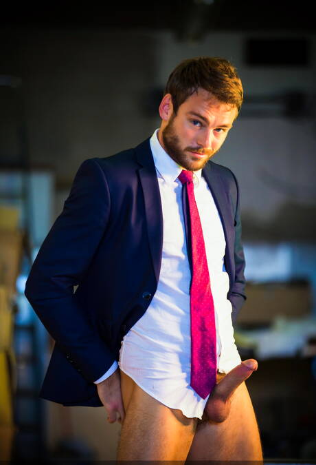 Der Latino-Otter Jean Franko und der haarige amerikanische Hengst Max Adonis ficken nach dem Saugen in den Arsch