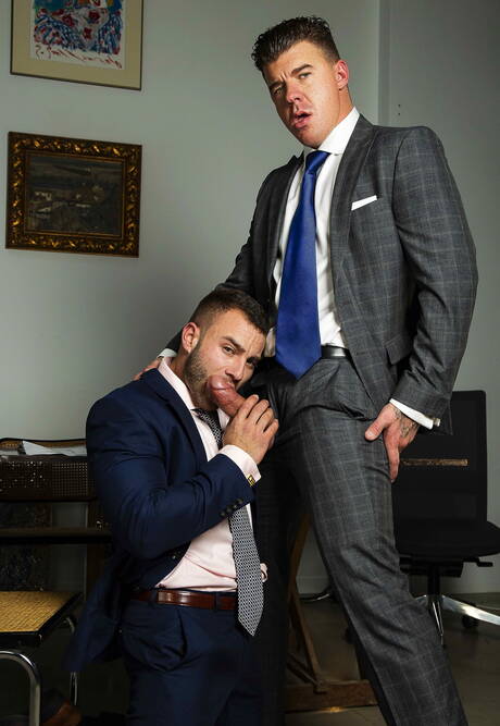 O musculoso espanhol Diego Reyes e o durão americano JJ Knight em uma foda anal gostosa