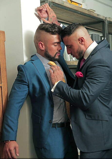 O musculoso latino Dann Grey e o bem constituído espanhol Klein Kerr transando depois de chupar um pau