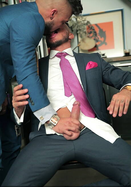 O musculoso latino Dann Grey e o bem constituído espanhol Klein Kerr transando depois de chupar um pau