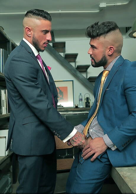 O musculoso latino Dann Grey e o bem constituído espanhol Klein Kerr transando depois de chupar um pau