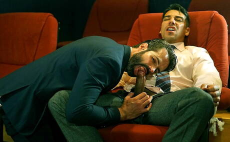 Der kräftige Dani Robles und der attraktive Salvador Mendoza ficken in den Arsch, nachdem sie einen Schwanz gelutscht haben