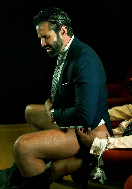 Der kräftige Dani Robles und der attraktive Salvador Mendoza ficken in den Arsch, nachdem sie einen Schwanz gelutscht haben