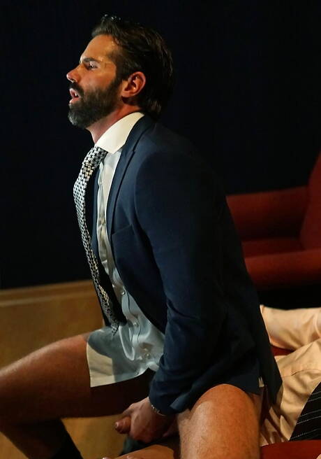 Der kräftige Dani Robles und der attraktive Salvador Mendoza ficken in den Arsch, nachdem sie einen Schwanz gelutscht haben