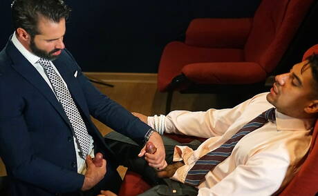 Der kräftige Dani Robles und der attraktive Salvador Mendoza ficken in den Arsch, nachdem sie einen Schwanz gelutscht haben