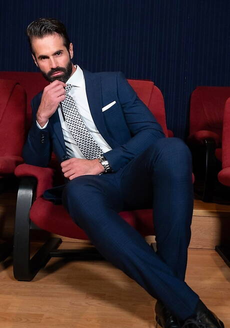 Der kräftige Dani Robles und der attraktive Salvador Mendoza ficken in den Arsch, nachdem sie einen Schwanz gelutscht haben