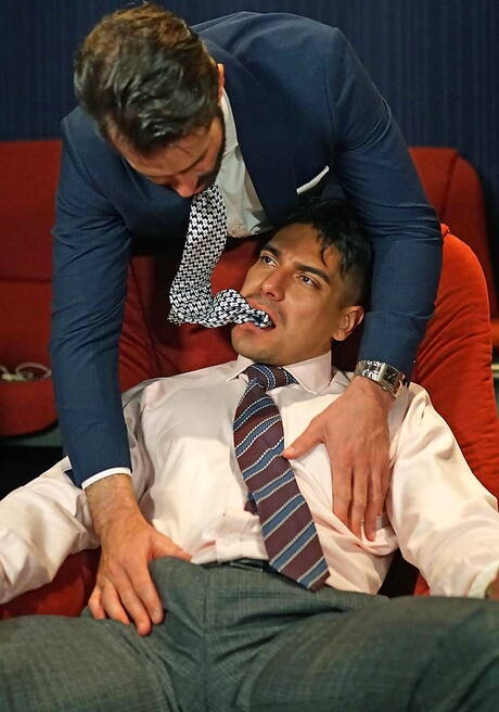 Der kräftige Dani Robles und der attraktive Salvador Mendoza ficken in den Arsch, nachdem sie einen Schwanz gelutscht haben