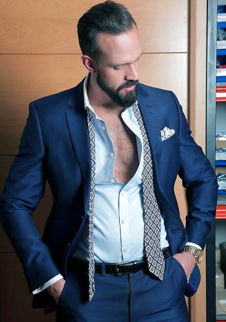 Der reife brasilianische Bär Andy Onassis und der kräftige brasilianische Andy Star bohren einen Arsch