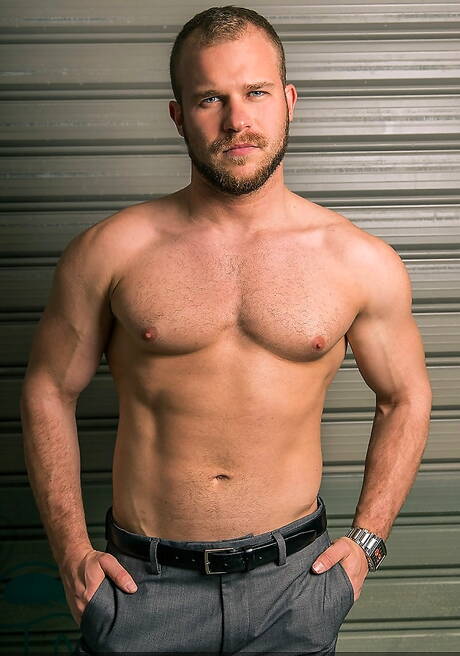 Men At Play: 健壯的 Gabriel Phoenix 和肌肉發達的 Malek Tobias 在廚房裡享受了一場精彩的口交